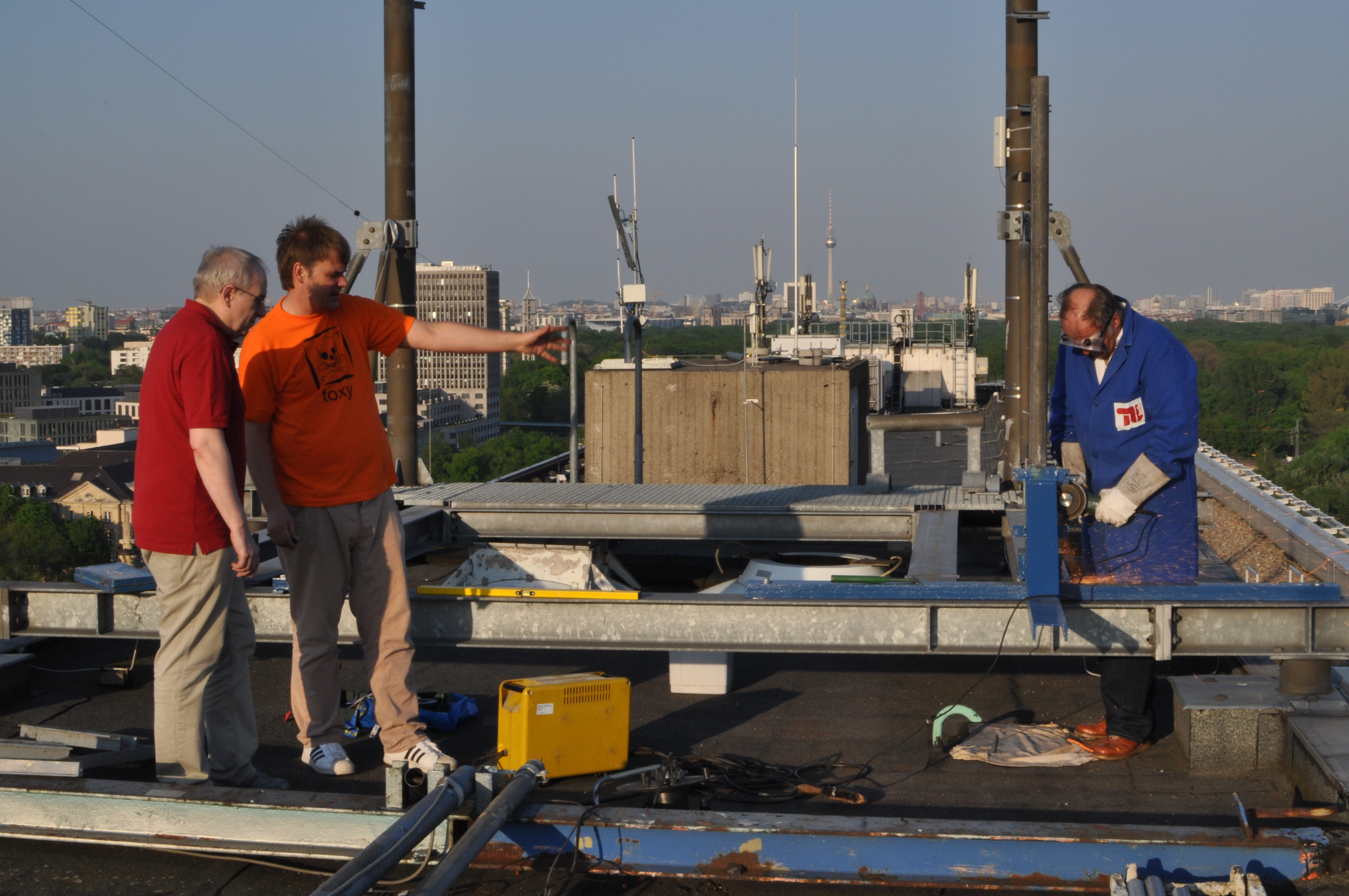  Carsten und Gerold begutachten  die Qualität der Arbeit von Peter