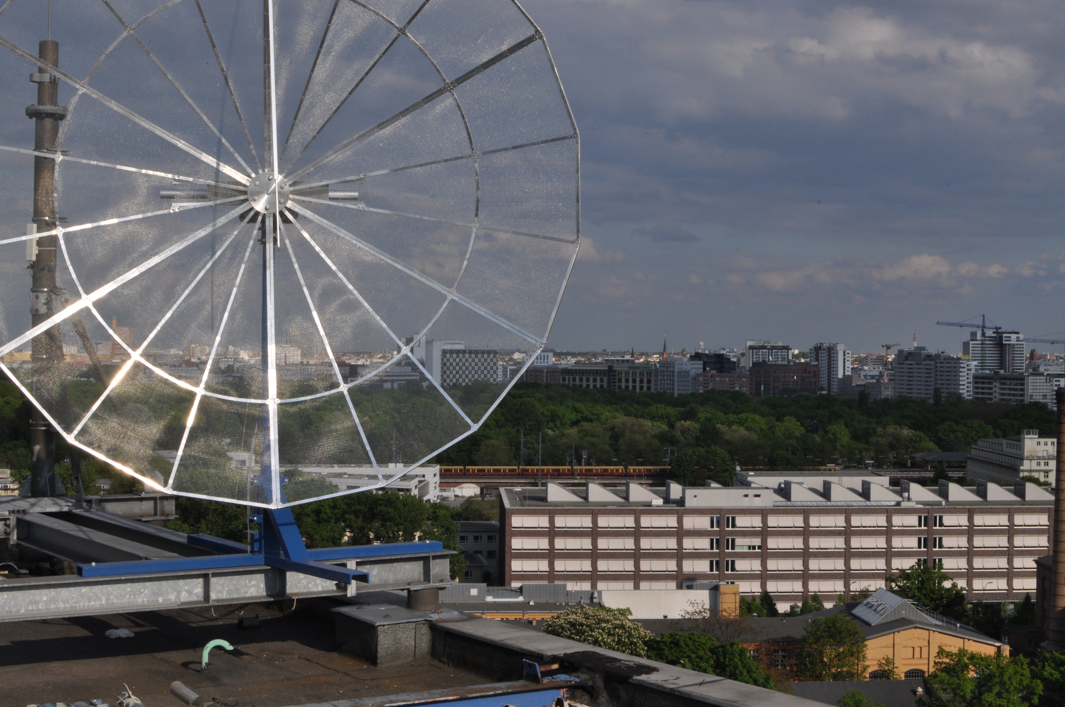  Gitterspiegel mit Blick auf den Zoologischen Garten 