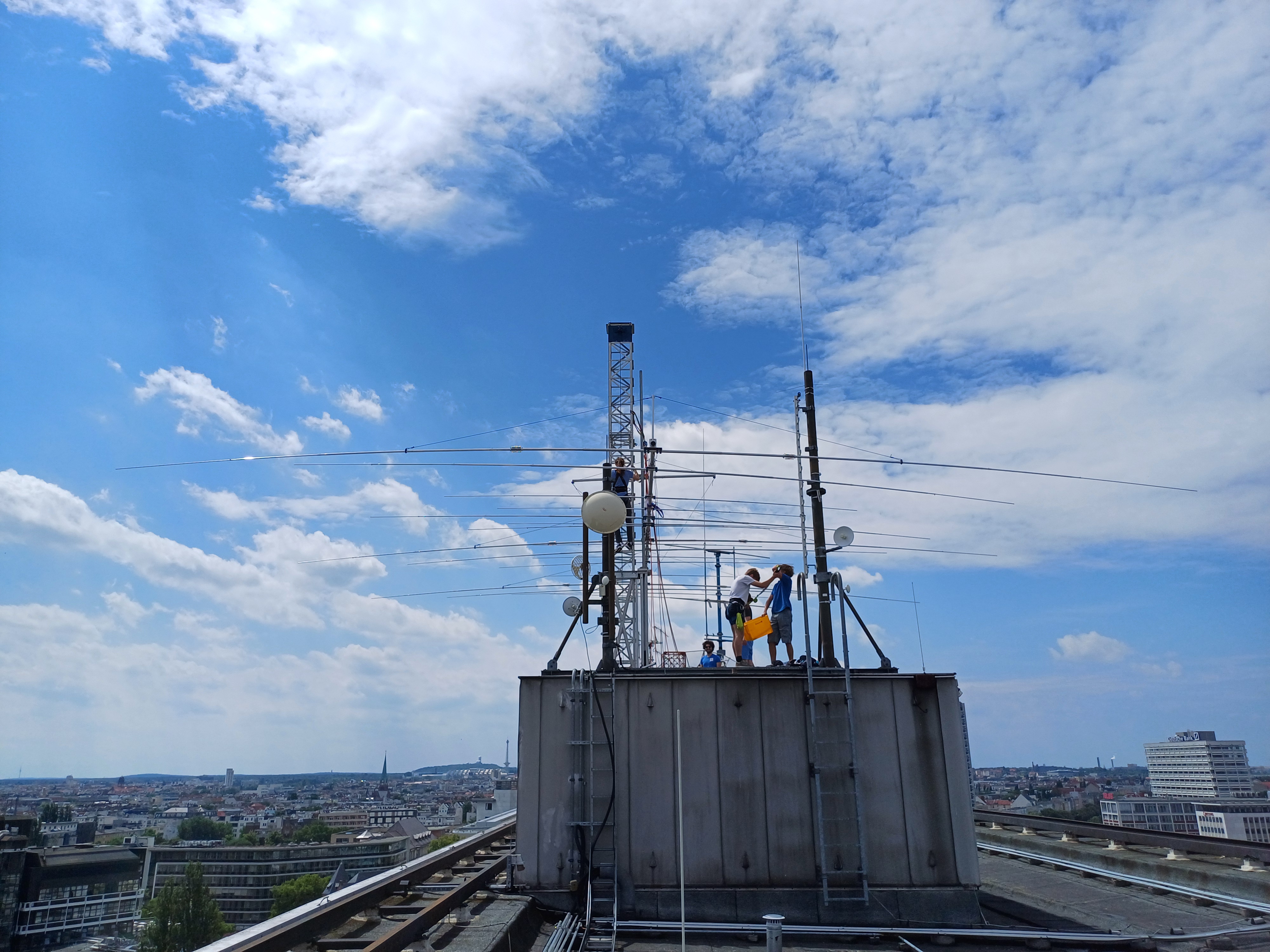 TU-Dach: Letzte große Vorbereitungen am finalen Aufbau der 4-Band-Yagi
