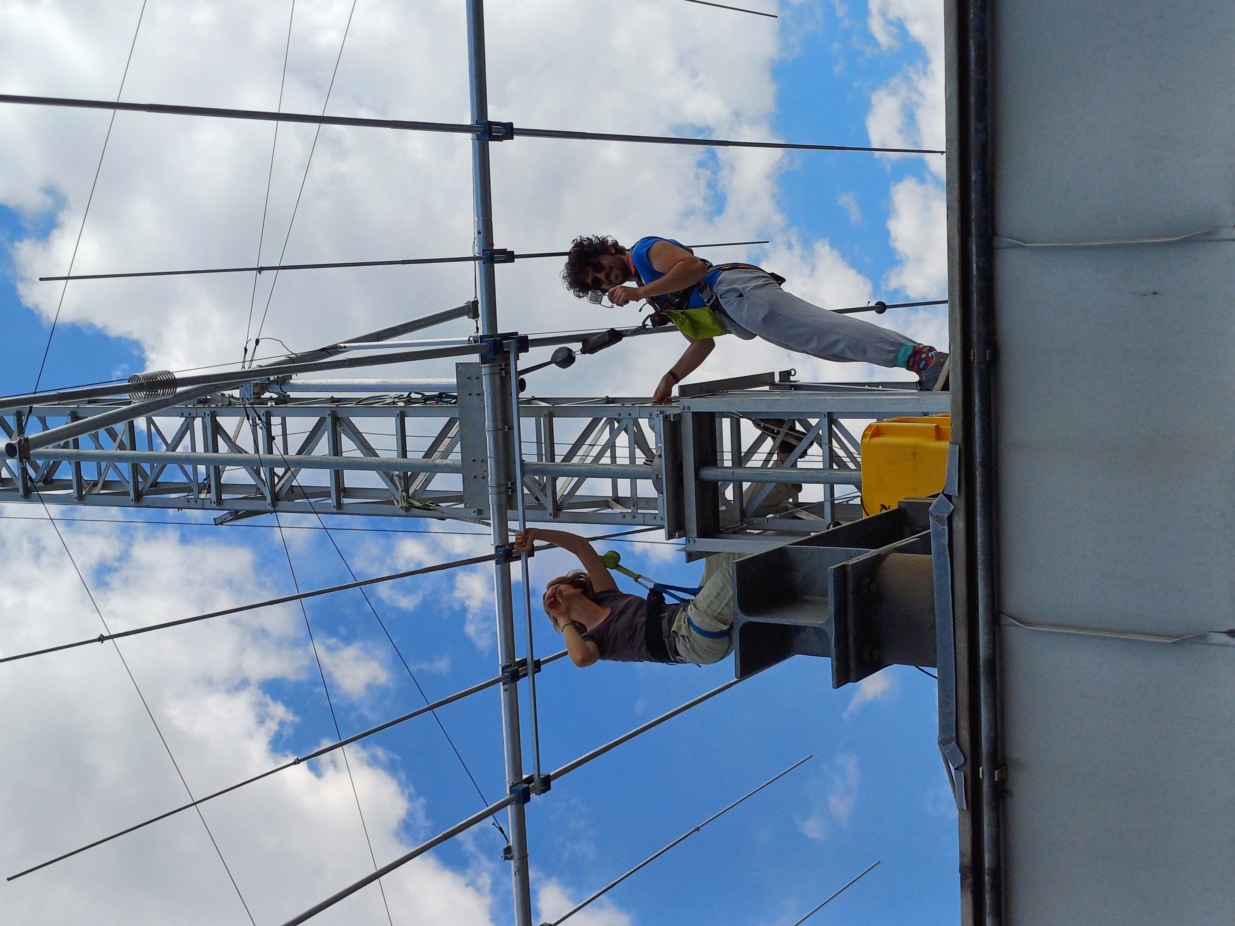 DL7OAR und DK3NN, Detailaufnahme. DK3NN hält eine Verkürzungsspule in der Hand