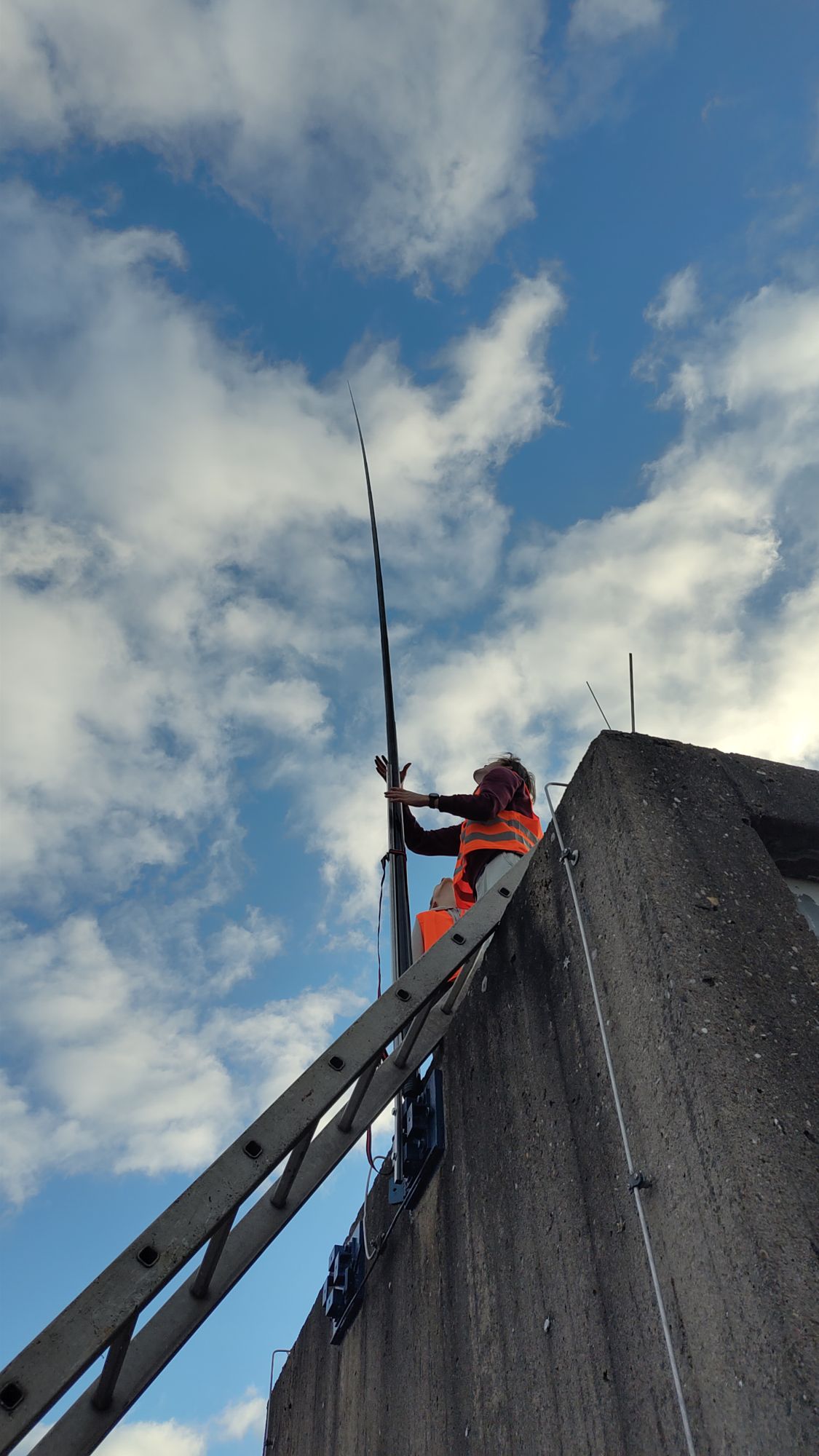 Ein Spiderbeam wird aufgestellt