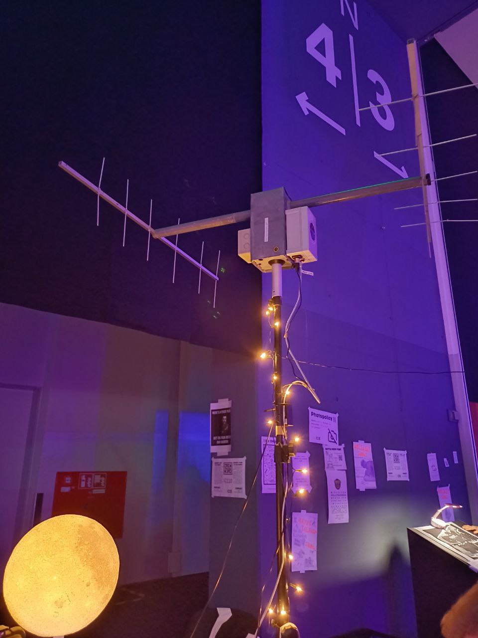 SatNOGs-Rotator auf einem Stativ mit zwei Yagi-Antennen